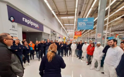 Por el desplome del consumo de alimentos y bebidas, temen ola de despidos en supermercados