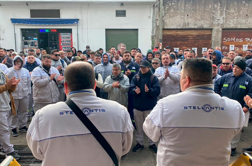 Militantes de la UOM 3 de Febrero movilizaron a Trabajo y a la sede nacional del gremio para pedir la normalización de la seccional y que se repongan a los delegados de la planta de Peugeot