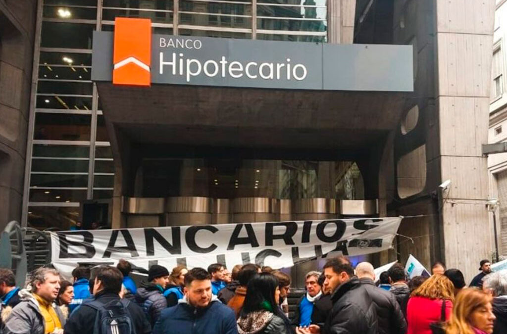 Se viene el caos en los bancos: los privados ya empezaron a despedir y habrá medidas de fuerza