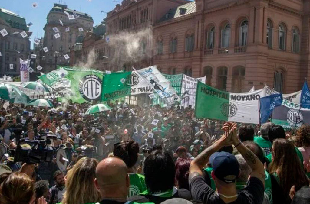 Javier Milei prometió llegar a 75 mil despidos en el sector público