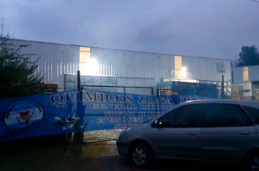 Violento bloqueo en fábrica química: intimidan a trabajadores y empresario por encuadre sindical