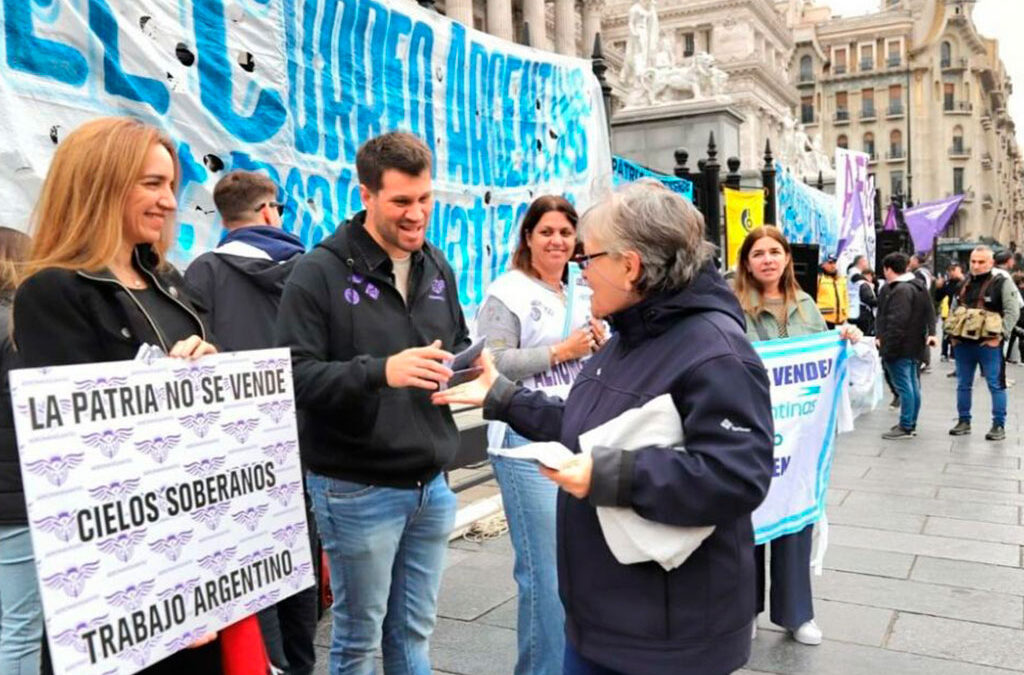 Gremios estuvieron frente al Congreso juntando miles de firmas contra la privatización de empresas públicas