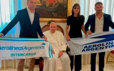 Tras ser descartada su privatización, Francisco se sacó una foto junto a una bandera de Aerolíneas Argentinas