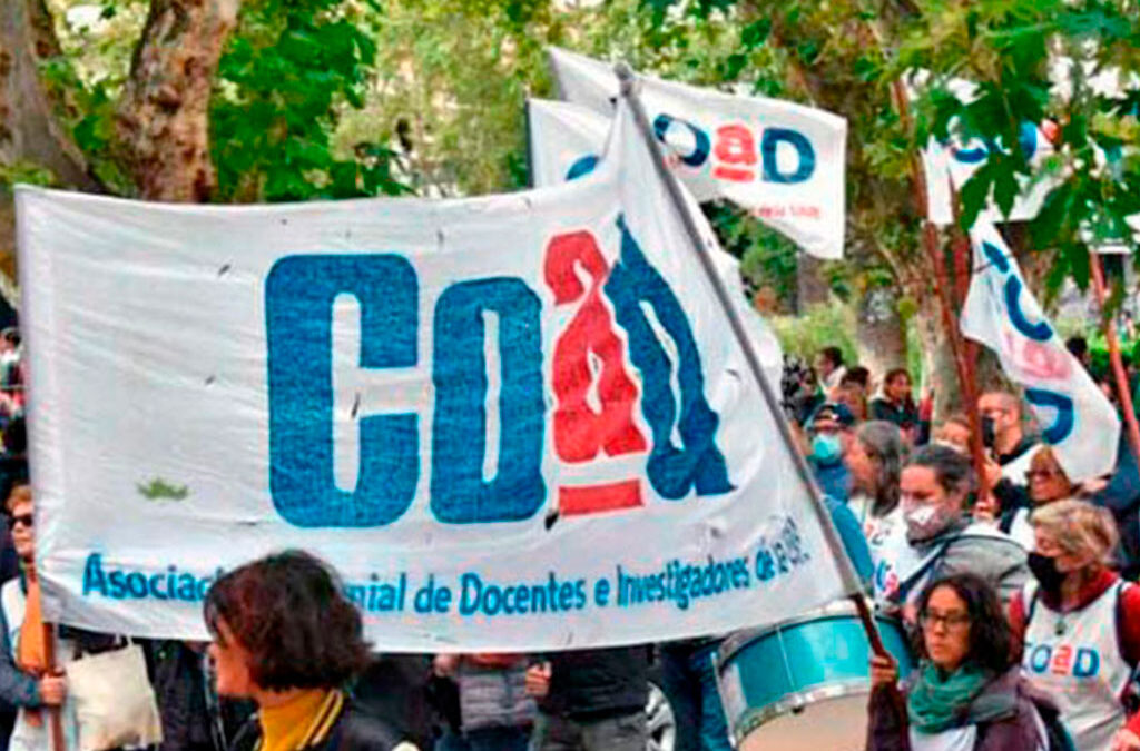 Docentes de la UNR movilizan hacia el Monumento en contra de la Ley Bases