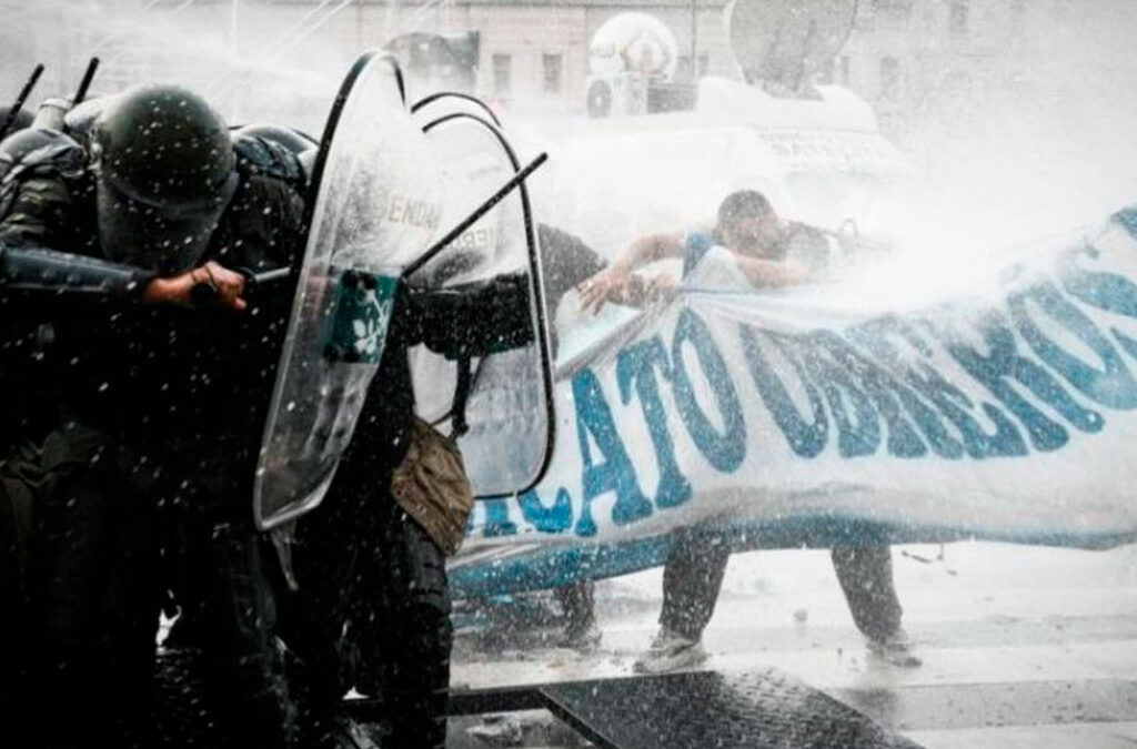 Reprimieron a manifestantes sindicales frente al Congreso durante el debate sobre la ley Bases