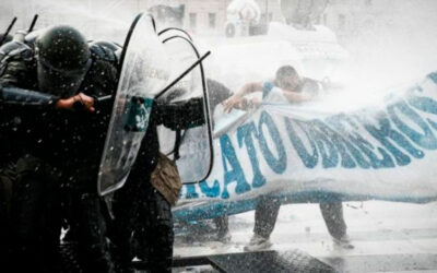 Reprimieron a manifestantes sindicales frente al Congreso durante el debate sobre la ley Bases