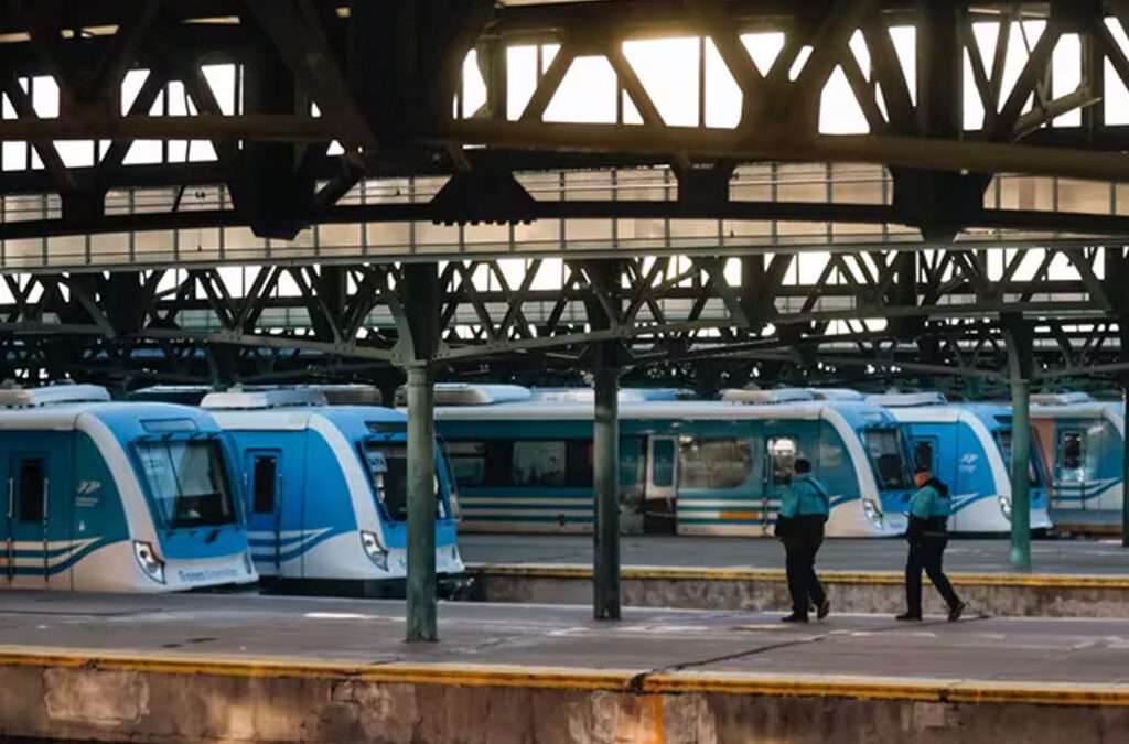 Protesta en los trenes: el Gobierno convocó a La Fraternidad para evitar que circulen a una velocidad reducida este martes