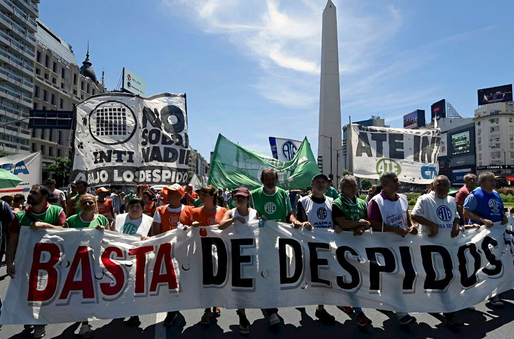 Gobierno nacional avanza con una nueva ola de despidos y preparan medidas de fuerza