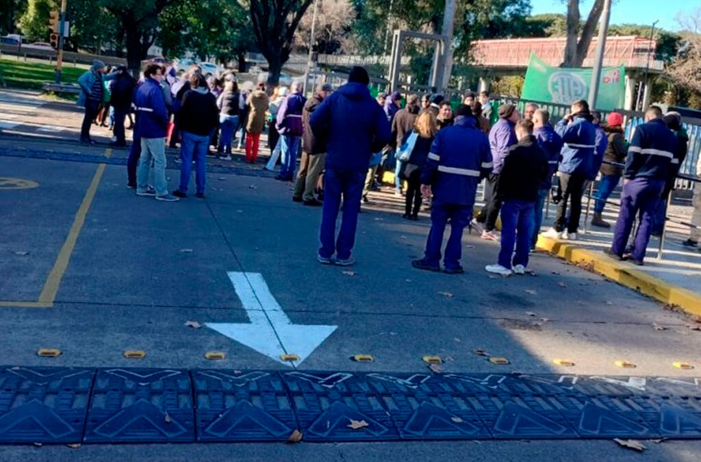 Trabajadores del INTI realizan un paro de 48 horas por 282 despidos en el organismo