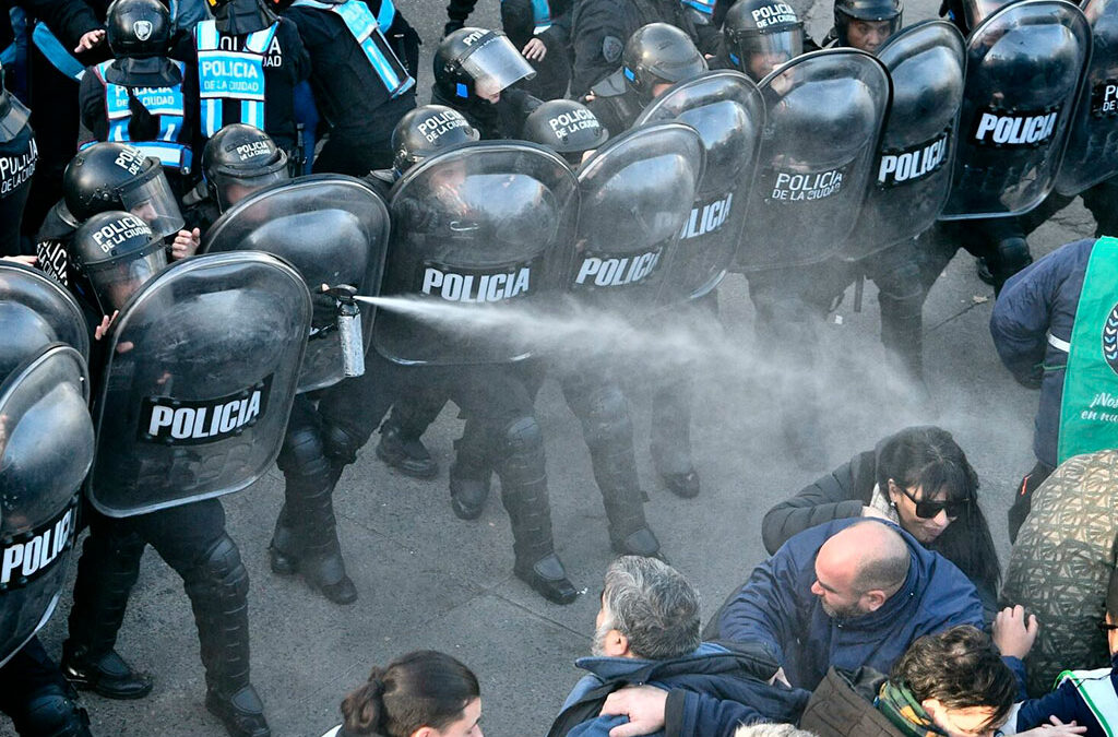 Represión en el INTI: «Hay un operativo policial desproporcionado, estábamos sobre la vereda y directamente avanzaron sobre nosotros»