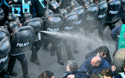 Represión en el INTI: «Hay un operativo policial desproporcionado, estábamos sobre la vereda y directamente avanzaron sobre nosotros»