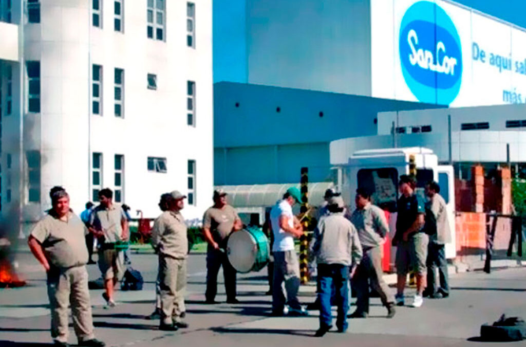 Los trabajadores lecheros y SanCor no acuerdan por la deuda salarial que tiene la empresa