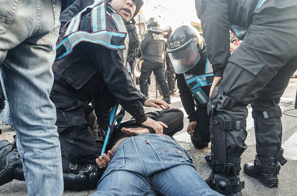 La costumbre libertaria de despedir y festejar los despidos