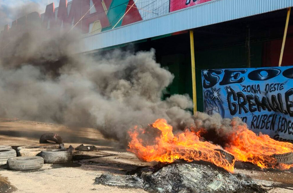 Trabajadores del mayorista Medamax denunciaron que el jefe de seguridad apuntó con un arma a un despedido