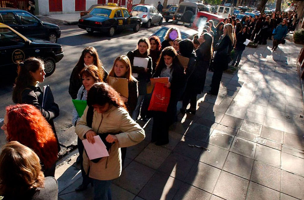 Un estudio de la UBA asegura que el 35% de los trabajadores en Argentina son pobres y que la desocupación aumentó un 32,4% en el primer trimestre del año