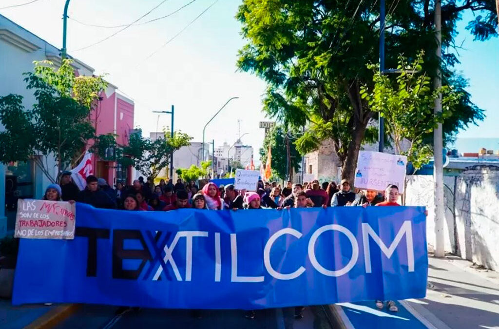Tras 52 días del cierre, los 132 despidos y la ocupación de la planta de Catamarca, trabajadoras de TEXTILCOM llegan al Congreso para exponer su situación