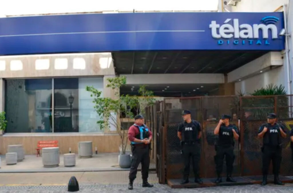 Télam: disimulada por el gobierno en un nuevo formato, la agencia vuelve a funcionar con sus 420 trabajadores