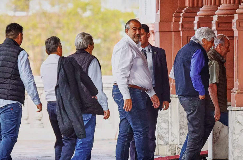El Gobierno recibe a la CGT con el objetivo de abrir un diálogo y evitar otro paro general