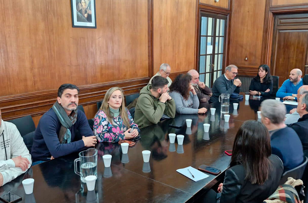 El Gobierno dividió a los estatales y cerró la negociación julio-agosto con bono y porcentaje en dos tramos