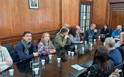 El Gobierno dividió a los estatales y cerró la negociación julio-agosto con bono y porcentaje en dos tramos