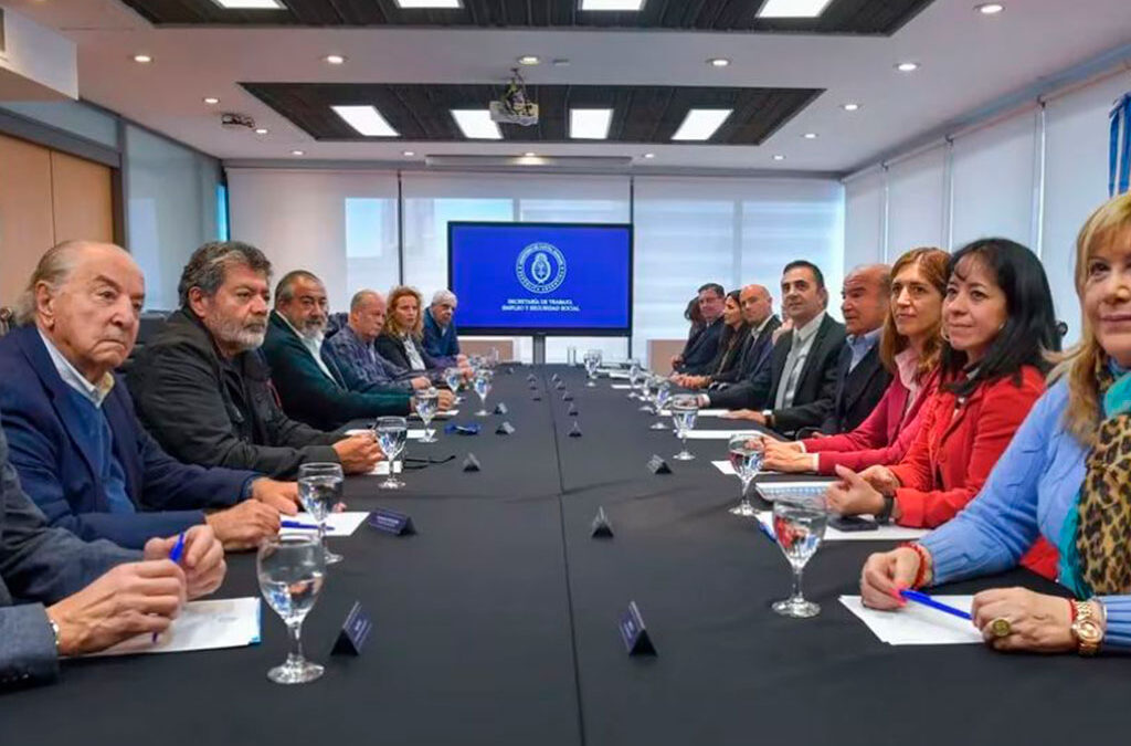 La reforma laboral dejó al Gobierno atrapado en un laberinto: si se acerca a la CGT, se alejará del empresariado