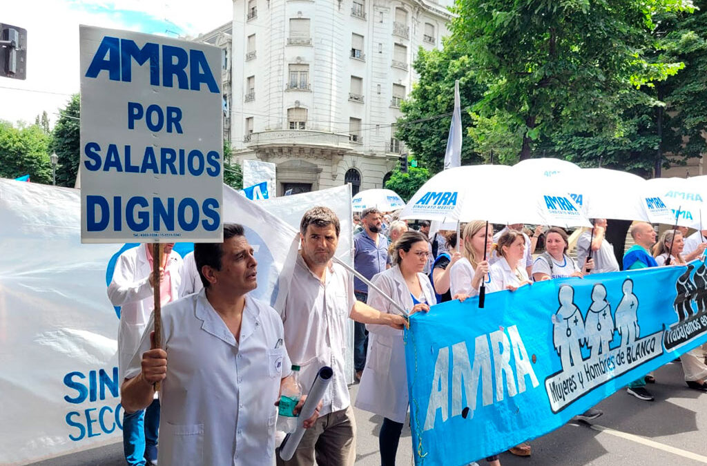 Primera demanda judicial contra Ganancias: El sindicato de médicos AMRA hizo la presentación contra la restitución del impuesto