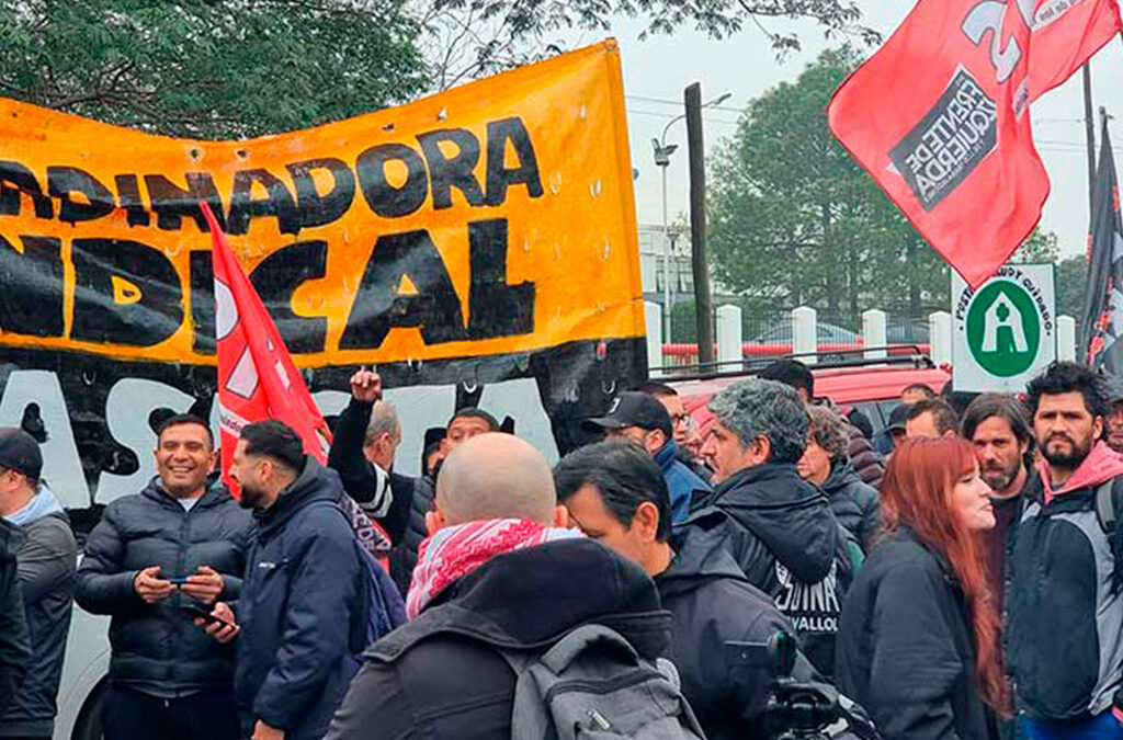 Trabajadores del neumático reclamaron contra despidos en Bridgestone