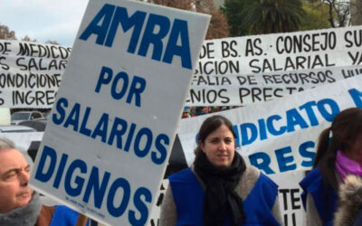 Médicos argentinos advierten sobre la pérdida de calidad salarial y la precarización laboral