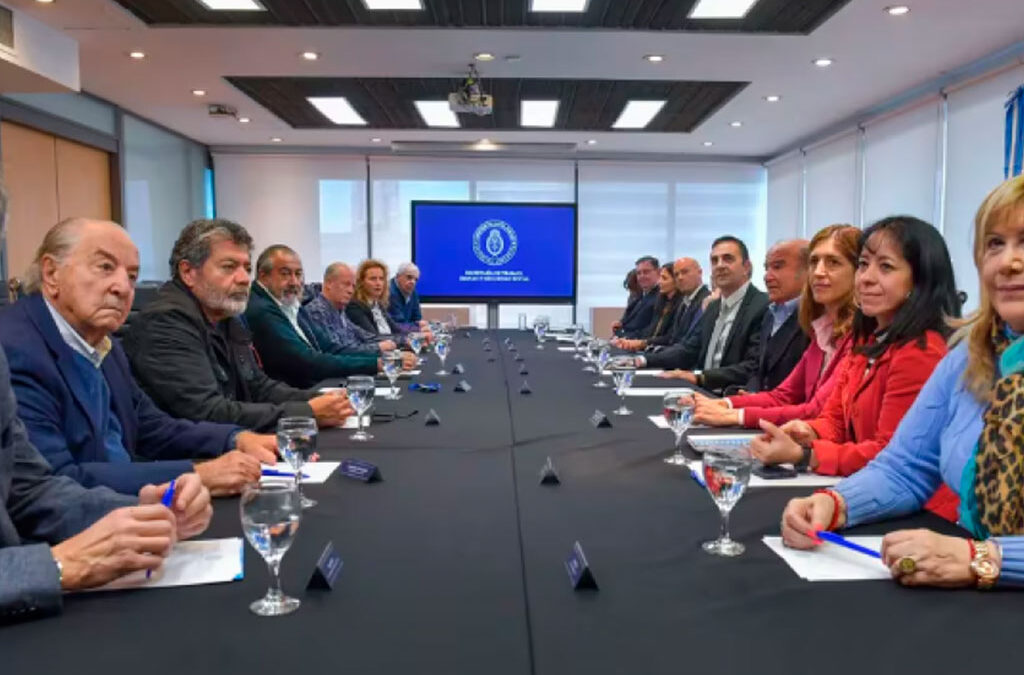 Comienza el diálogo social convocado por el secretario de Trabajo, sin la CGT pero con una posible presencia sindical