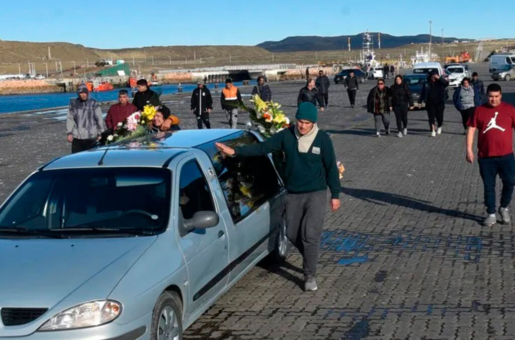 Santa Cruz: último adiós para el estibador que murió tras ser aplastado por una tapa metálica