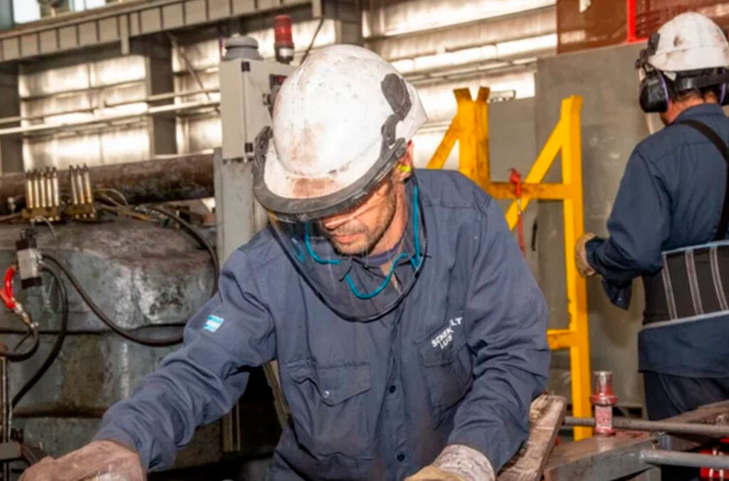 Informe alerta que la disminución del empleo privado genera una “importante crisis laboral”