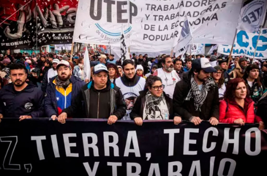 “Paz, pan, tierra, techo y trabajo”: la CGT y los movimientos sociales anunciarán una nueva marcha contra el Gobierno