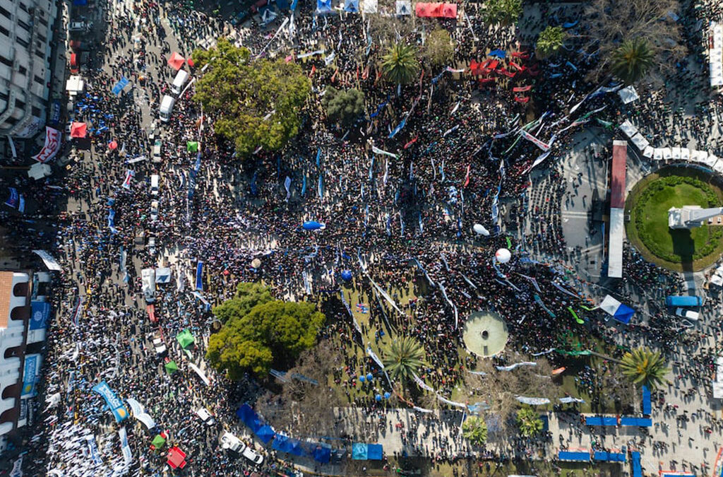 Argentinos piden trabajo a San Cayetano en una jornada de movilizaciones contra Milei