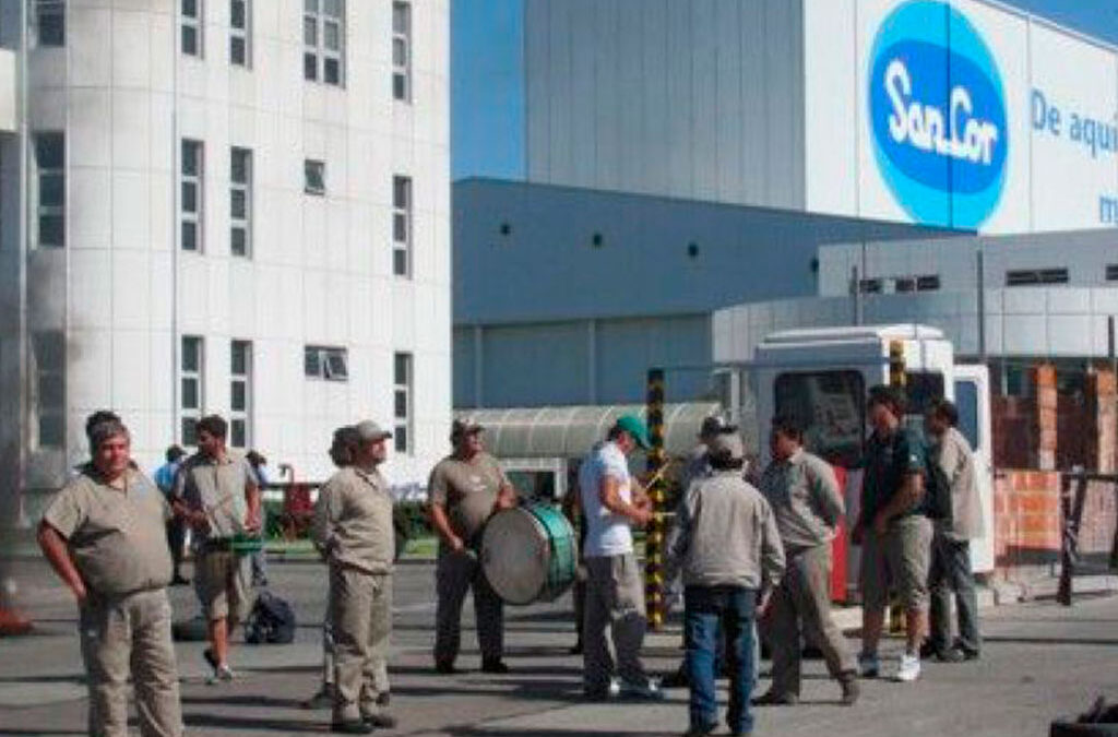 Lecheros cerraron un acuerdo con SanCor que contempla «la regularización del pago de los haberes mensuales» y levantaron las protestas