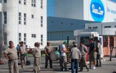 Lecheros cerraron un acuerdo con SanCor que contempla «la regularización del pago de los haberes mensuales» y levantaron las protestas