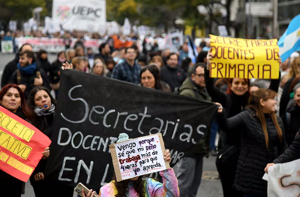 Por los fuertes discursos en la protesta, Llaryora suspendió el diálogo con la UEPC