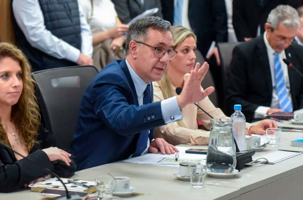 Sindicatos docentes de CGT declaran «persona no grata» al diputado Finocchiaro por proponer a la educación como servicio esencial
