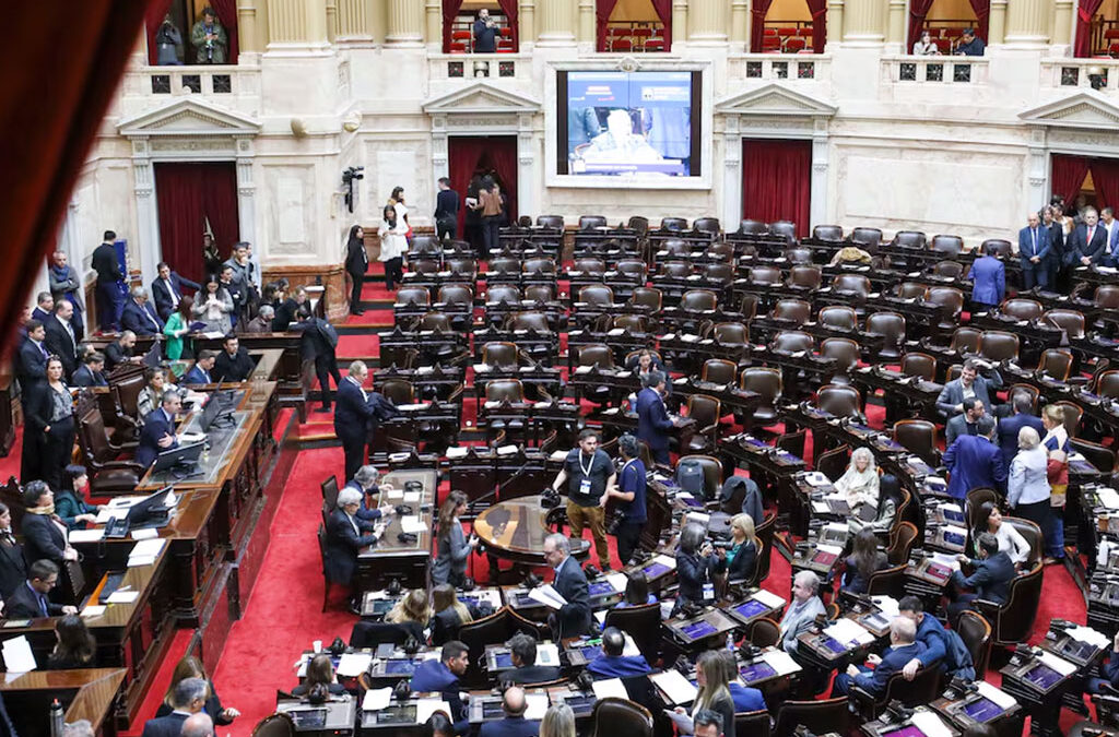 Polémica por el proyecto que exige escuelas abiertas y con docentes los días de paro: de qué se trata