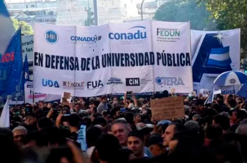 Según denunció el Frente Sindical de Universidades los docentes ya perdieron el 55% de su poder adquisitivo