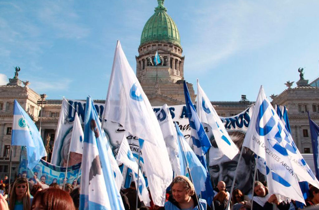 Gremios docentes se concentran frente al Congreso contra la iniciativa del Gobierno de declarar la Educación como servicio esencial para condicionar el derecho a huelga