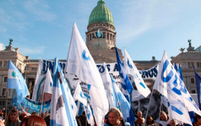 Gremios docentes se concentran frente al Congreso contra la iniciativa del Gobierno de declarar la Educación como servicio esencial para condicionar el derecho a huelga