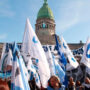 Gremios docentes se concentran frente al Congreso contra la iniciativa del Gobierno de declarar la Educación como servicio esencial para condicionar el derecho a huelga