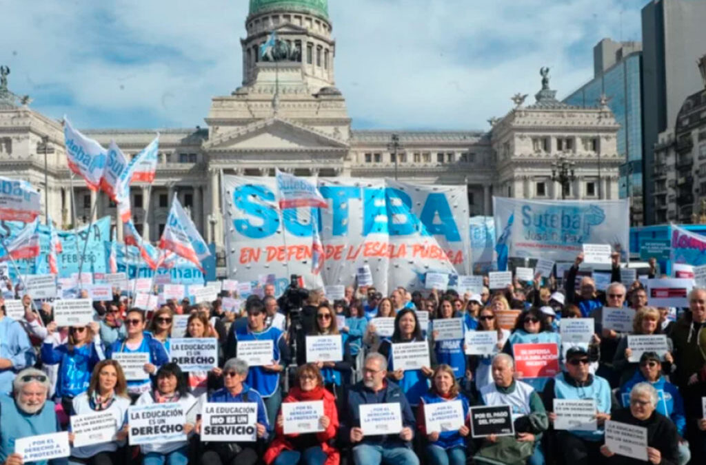 Educación como servicio esencial: gremios alertan que traerá “más precarización” para los docentes