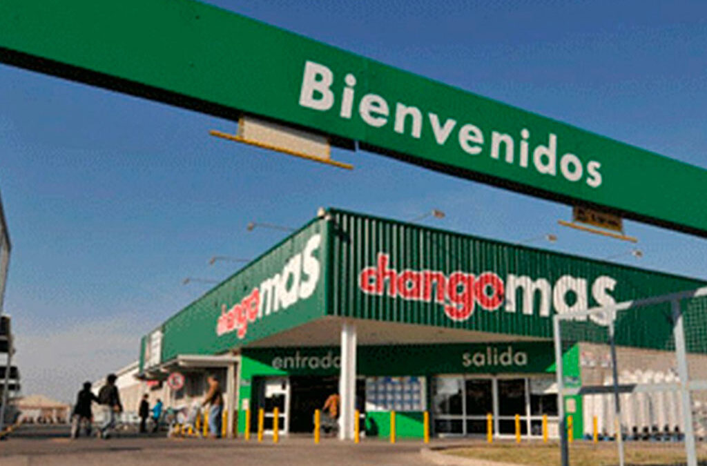 Supermercado despidió a cajera, quiso pagarle con vales y dijo que trabajaba para una empresa tercerizada: ordenan indemnización