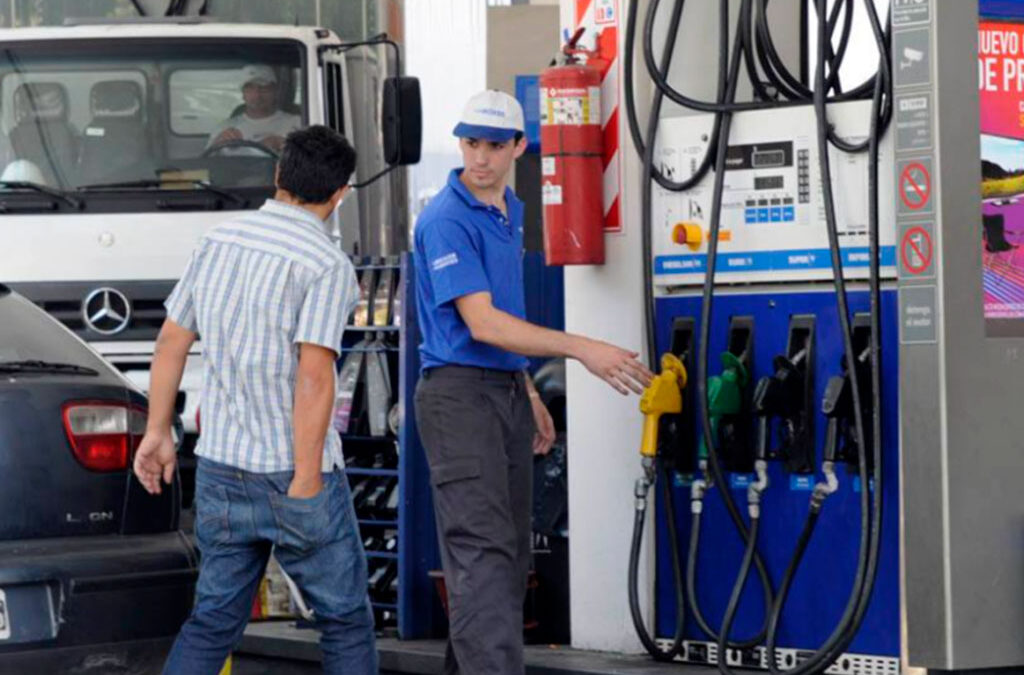 Los trabajadores de estaciones de servicio piden que las propinas sean integradas al salario