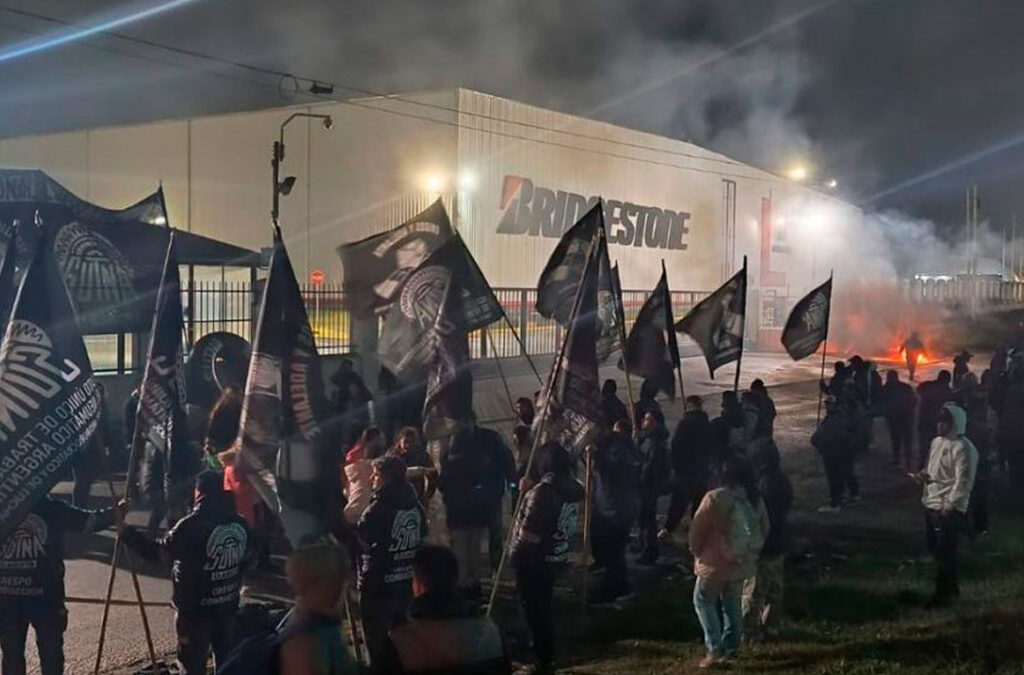 Bridgestone, entre despidos, denuncias y una planta parada y con custodia policial