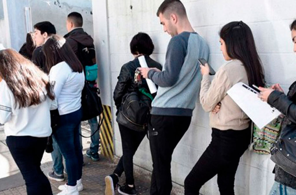 Desempleo juvenil: con tasas de dos dígitos en el mundo, preocupa el impacto negativo de la reforma laboral local