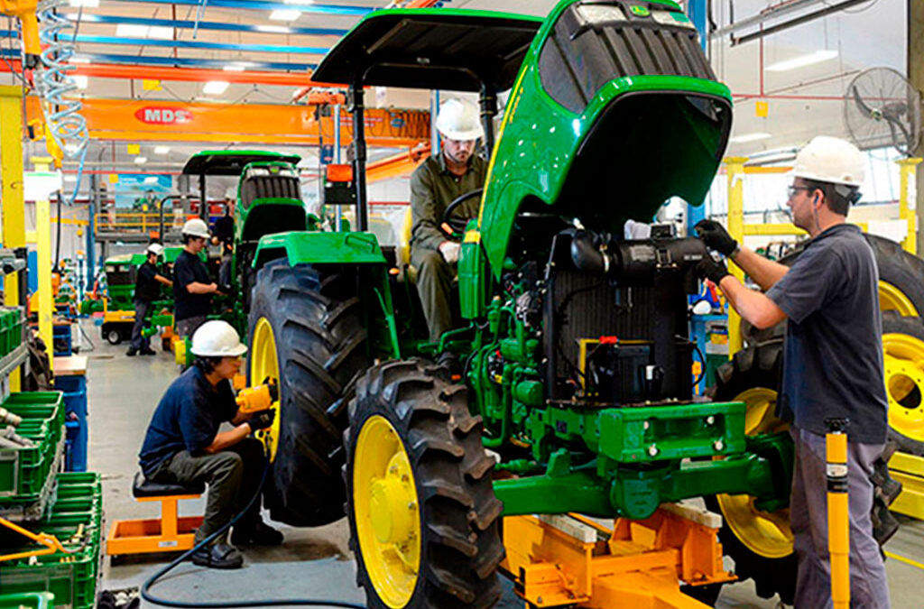 Por la crisis y con paritarias estancadas, la multinacional John Deere efectúa despidos semanales en su planta de Granadero Baigorria
