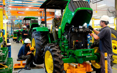 Por la crisis y con paritarias estancadas, la multinacional John Deere efectúa despidos semanales en su planta de Granadero Baigorria