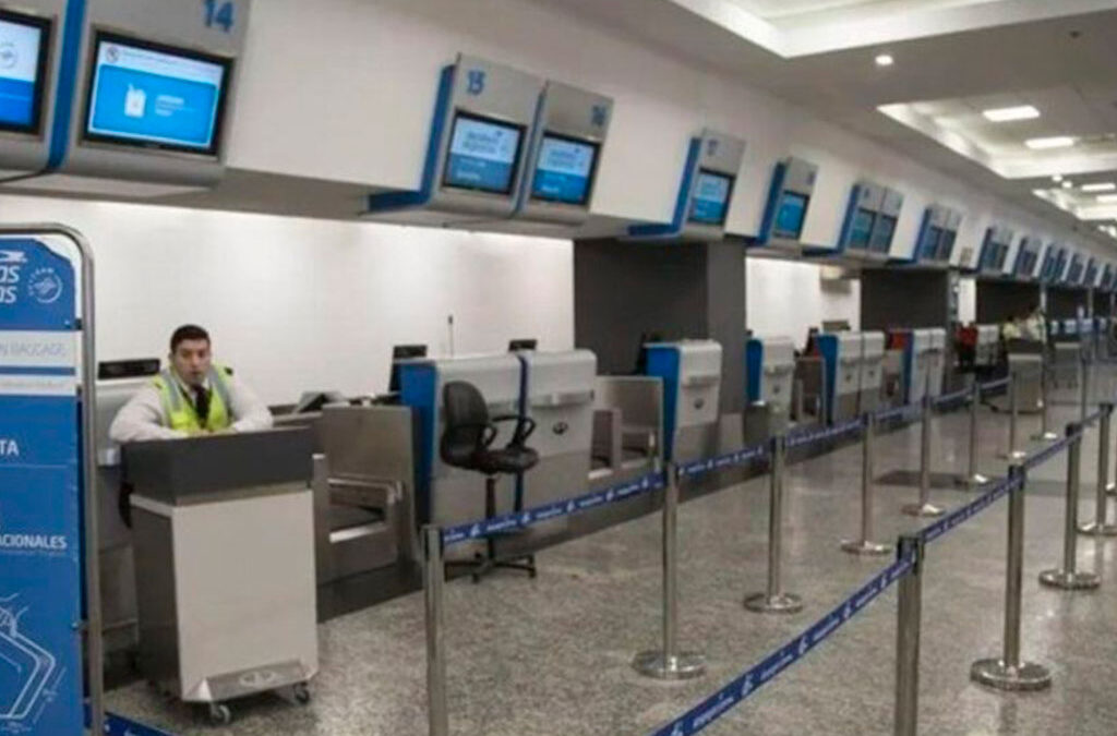 Aeroparque y Ezeiza, con demoras: pese a las amenazas del Gobierno, los aeronáuticos anunciaron asambleas